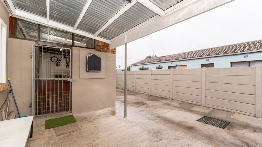 4 Bedroom Property for Sale in Peerless Park Western Cape